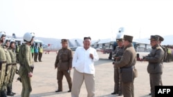김정은 북한 국무위원장이 서부지구 항공 및 반항공사단 관하 추격습격기연대를 시찰했다고 12일 조선중앙통신이 보도했다.