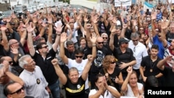 Familiares apoiam greve de agentes da polícia