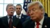 រូបឯកសារ៖ លោក John Bolton អតីត​ទីប្រឹក្សាសន្តិសុខជាតិ កំពុងថ្លែងក្នុងកិច្ចចុះហត្ថលេខាមួយ ខណៈលោកប្រធានាធិបតី Donald Trump ស្តាប់ នៅសេតវិមាន រដ្ឋធានីវ៉ាស៊ីនតោន។