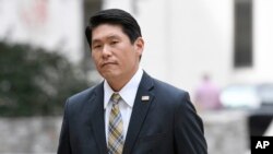 En esta imagen de archivo, el fiscal estadounidense Robert Hur llega a una corte de distrito en Baltimore, el 21 de noviembre de 2019.