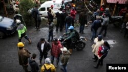 La gente espera durante el trabajo de búsqueda y rescate de mineros atrapados tras la explosión de una mina en Sutatausa, Colombia, el 15 de marzo de 2023.