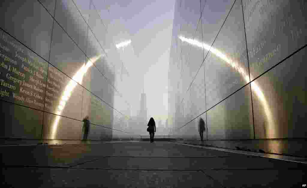 Seorang pengunjung berjalan melalui monumen peringatan "Empty Sky" bagi korban serangan 11 September 2001 di Jersey City, New Jersey, AS.