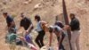 Agentes de Aduanas y Patrulla Fronteriza arrestan a un grupo de inmigrantes que cruzaron ilegalmente la frontera en Otay Mesa, California, el 13 de agosto de 2021.