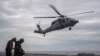 ภาพจากกองทัพสหรัฐฯ แสดงให้เห็นเฮลิคอปเตอร์ MH-60S HAWK ลงจอดบนเรือบรรทุกอากาศยาน USS Theodore Roosevelt เมื่อ 28 มิ.ย. 2567