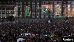 La gente asiste al día del "Grito de Independencia", que marca la Independencia de México de España, en el centro de la Ciudad de México, México, 15 de septiembre de 2024. REUTERS/Henry Romero