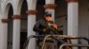 ARCHIVO. Un policía vigila el Ayuntamiento de Maravatío, estado de Michoacán, México, el martes 27 de febrero de 2024. AP