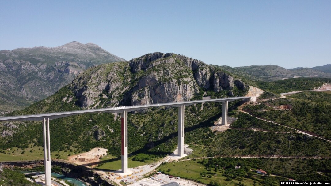 Fotografija snimljena dronom pokazuje most preko Miračice na auto-putu Bar-Boljare, u selu Bioce, Crna Gora, 25. maja 2021. (Foto: Rojters, Stevo Vasiljević)