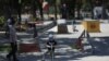 Un niño juega en un parque durante el permiso de 8 horas que las autoridades dieron a los menores de 14 años para que salgan durante la crisis del coronavirus en Caracas. Imagen de archivo del 26 de abril de 2020.