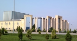 Balkandan gətirilmiş fəhlələr Buta Palace kimi dəbdəbəli binaların inşasına cəlb olunublar.