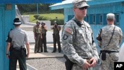 판문점 군사분계선을 사이에 두고 남측의 미군과 한국군, 북측의 북한군이 마주 보고 있다. (자료사진)