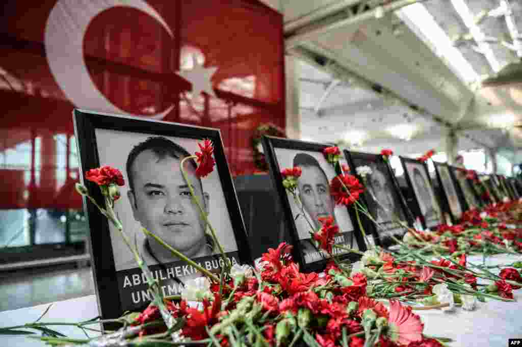 Bunga-bunga telah ditempatkan di depan foto-foto karyawan bandara yang terbunuh dalam tiga serangan bom bunuh diri dan serangan bersenjata di Bandara Ataturk Istanbul Turki. Korban jiwa dalam serangan yang terjadi pada tanggal 28 Juni tersebut telah meningkat menjadi 43 orang termasuk 19 warga asing.