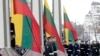 Почетный караул Литовской армии на церемонии поднятия флага во время празднования Дня защитников свободы в Вильнюсе 13 января 2011 года. Архивное фото.