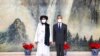 En esta foto de archivo del 28 de julio de 2021, publicada por la Agencia de Noticias Xinhua de China, el cofundador de los talibanes, el mulá Abdul Ghani Baradar, a la izquierda, y el ministro de Relaciones Exteriores de China, Wang Yi.