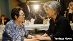 23일 경기도 성남시 분당차병원에 차려진 일본군 '위안부' 피해자 김군자 할머니 빈소에서 강경화(오른쪽) 외교장관이 또 다른 피해자 이용수 할머니를 위로하고 있다.