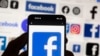 ARCHIVO - El logotipo de Facebook se ve en un teléfono celular en Boston, el viernes 14 de octubre de 2022.
