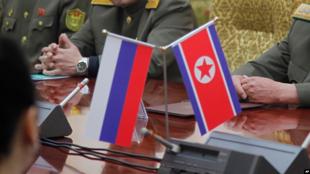 지난 2일 북한 평양의 만수대 의사당에서 열린 북-러 고위급 회담 테이블에 놓인 러시아 국기와 북한의 인공기. 