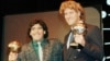 ARCHIVO - La estrella del fútbol argentino Diego Maradona, izquierda, y el portero de Alemania Occidental Harald Schumacher sostienen sus premios de Balón de la Copa Mundial de Fútbol, durante la ceremonia del Premio Bota de Oro de Fútbol, en París, el 13 de noviembre de 1986. 