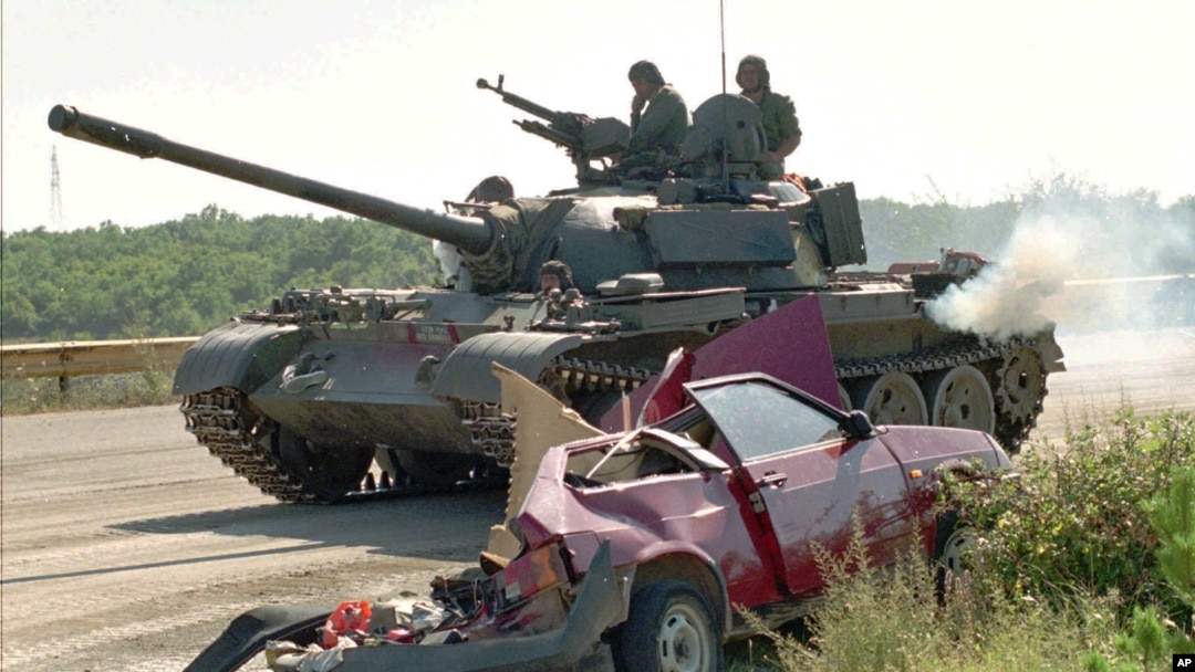 Arhiva - Hrvatski tenk prolazi pored uništenog automobila srpskih civila, nakon akcije hrvatskih snaga "Oluja", 10. avgusta 1995. (AP)