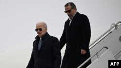 ARCHIVO - El presidente de Estados Unidos, Joe Biden, con su hijo Hunter Biden, llega a la Base de la Guardia Nacional Aérea de Hancock Field en Syracuse, Nueva York, el 4 de febrero de 2023.