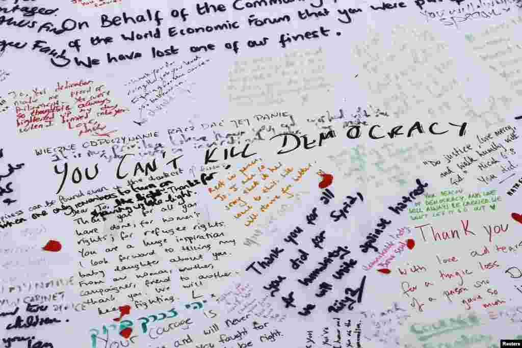 Pesan-pesan tulisan tangan yang dibuat oleh anggota parlemen Inggris dari Partai Buruh yang tewas dibunuh, Jo Cox, dipajang di Lapangan Parlemen di London. Cox, 41 tahun, Ibu dua anak adalah aktivis pro imigran dan pengungsi Suriah, serta menentang keluarnya Inggris dari Uni Eropa ('Brexit').