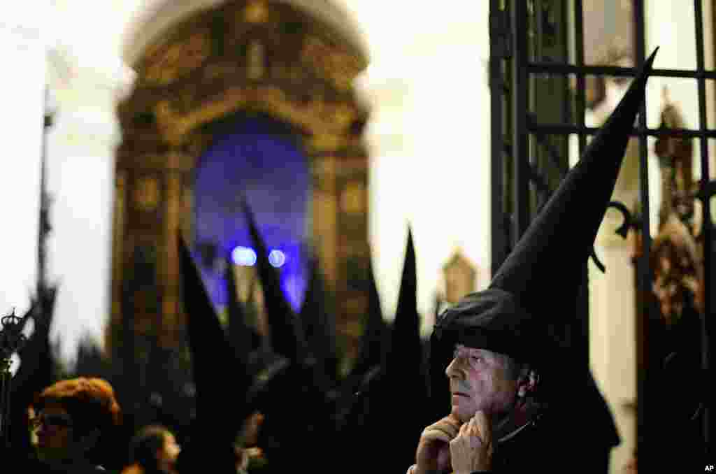 Peniten dari persekutuan Los Dolores berkumpul sebelum prosesi Pekan Suci di Cordoba, Spanyol Selatan. Ratusan prosesi berlangsung di seluruh penjuru Spanyol selama Pekan Suci Paskah. 