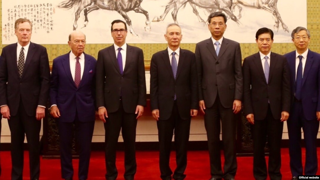 美國商務部長羅斯，美國財政部長努欽，中國副總理劉鶴，中國財政部長劉昆，中國商務部長鍾山，中國人民銀行行長易綱。（2018年5月3日或4日，美國駐華大使館網站圖片）