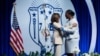 Potpredsjednica SAD Kamala Harris sa međunarodnom predsjednicom udruženja studentkinja Zeta Phi Beta (Foto: Brendan Smialowski / AFP)