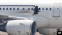 Một lỗ hổng bên hông chiếc máy bay của hãng Daallo Airlines, ngày 2/2/2016. Kẻ đánh bom đã bị bị văng ra khỏi máy bay qua lỗ thủng mà vụ nổ gây ra.