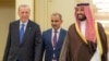 Presiden Turki Recep Tayyip Erdogan disambut oleh Putra Mahkota Mohammed bin Salman saat tiba di Jeddah, Arab Saudi hari Senin (17/7). 