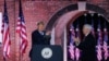 El presidente Donald Trump señala al vicepresidente Mike Pence al término de su intervención en la Convención Nacional Republicana, en Fort McHenry, Maryland, el 26 de agosto de 2020.