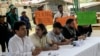 Miembros de comunidades locales levantan carteles en demanda de acuerdos de cese al fuego en las negociaciones de paz entre el gobierno de Colombia y facciones disidentes de las FARC en el departamento del Cauca.