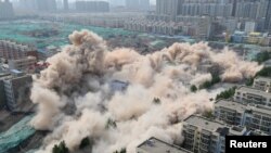 資料照片：中國河南鄭州為建築新住宅區而炸毀舊住宅樓。 （2017年6月12日）