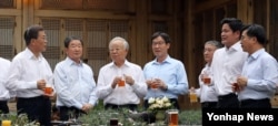 문재인(왼쪽) 대통령이 27일 청와대 상춘재에서 개최한 '주요 기업인과의 호프미팅' 참석자들과 환담하고 있다. 왼쪽부터 문 대통령, 구본준 LG 부회장, 손경식 CJ 회장, 권오준 포스코 회장, 함영준 오뚜기 회장, 정용진 신세계 부회장, 김동연 경제 부총리.