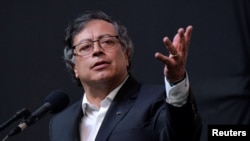 ARCHIVO - El presidente colombiano Gustavo Petro habla durante un evento con negociadores de paz del gobierno de Colombia y los rebeldes del Ejército de Liberación Nacional (ELN), en Bogotá, Colombia, el 3 de agosto de 2023.