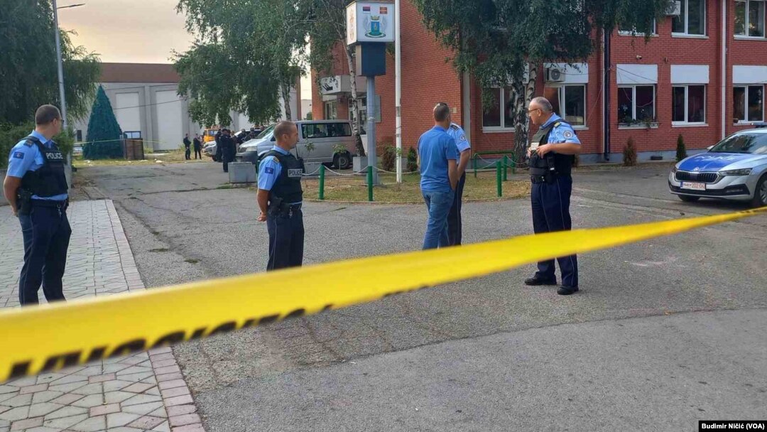 Policija isred Privremenog organa Kosovska Mitrovica, 3.septembar 2024. (VOA/Budimir Ničić)