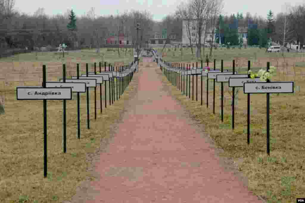 Monumen peringatan kota dan desa yang dievakuasi secara permanen di dalam zona eksklusif di Chernobyl, Ukraina (19/3). (VOA/Steve Herman)
