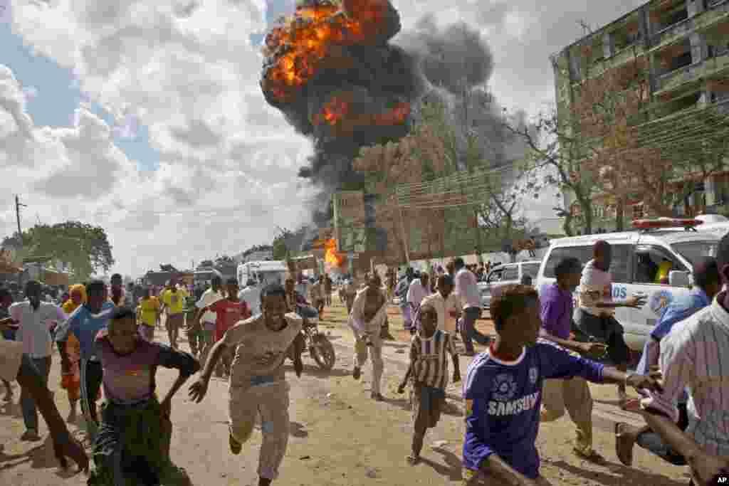 Warga Somalia berlari setelah terjadinya ledakan di sebuah pasar di Mogadishu.