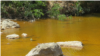 ARCHIVO - Río San Sebastián, en La Unión, El Salvador, luce color cobre luego de una extracción minera cerca de su cuenca. [Fotografía: Mesa Frente a la Minería Metálica en El Salvador]
