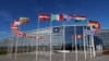ARHIVA - Zastave članica NATO-a ispred sedišta u Briselu (Foto: AP/Olivier Matthys)