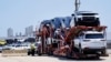 ARCHIVO: Un transporte con autos nuevo en Belvidere, Illinois, EEUU, el 10 de julio de 2023.