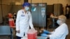 Trabajadores de la salud en la Florida se preparan para recibir dosis de la vacuna de Pfizer contra COVID-19 el 14 de diciembre de 2020.