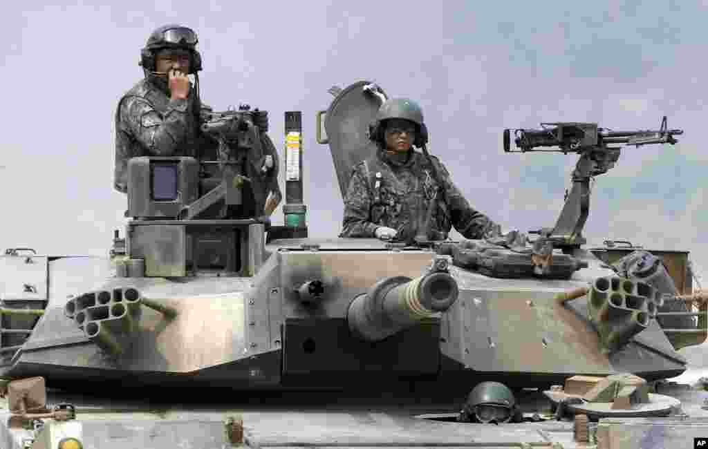Tentara Korea Selatan mengoperasikan kendaraan tank K1 dalam sebuah latihan penembakan langsung di lapangan Angkatan Darat AS Rodriguezdi Pocheon, Korea Selatan. 