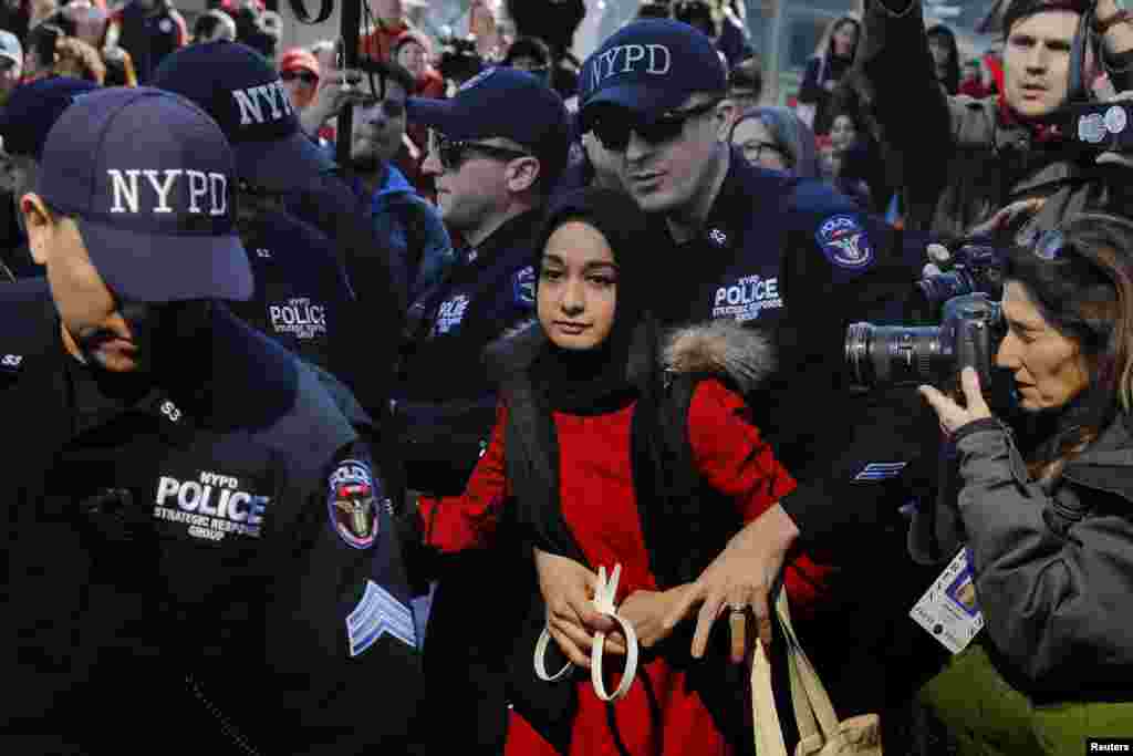 纽约警察逮捕了一个参加“没有妇女参与的一天”活动的女子(2017年3月8日)