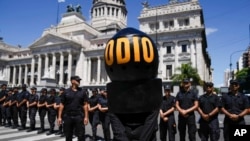 Cordón policial costodiaba el 24 de enero de 2014 la sede del Congreso de Argentina ante las protestas de sindicatos y otras organizaciones que se oponen al paquete de medidas implementadas por el presidente Javier Milei que el legislativo debe discutir.