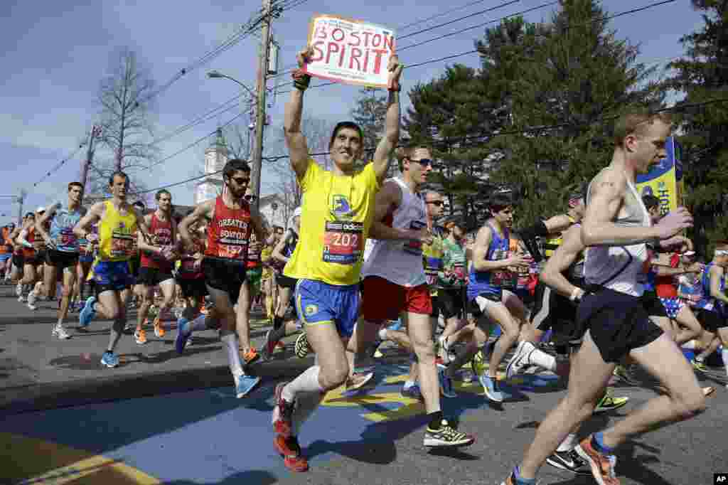 Para pelari di gelombang pertama sebanyak 9.000 melewati awal garis Boston Marathon ke-118, di Hopkinton, Mass., 21 April 2014.