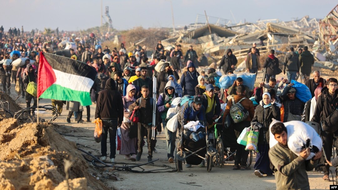 Raseljeni stanovnici Gaze prelaze koridor Necarim iz južnog Pojasa Gaze u grad Gaza, 27. januara 2025.