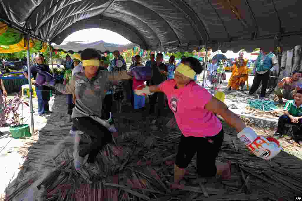 Dua perempuan Thai ini ambil bagian dalam pertarungan tinju dengan mata tertutup sebagai bagian dari perayaan Festival Songkran yang menandai tahun baru bagi warga Thailand di provinsi Narathiwat, Thailand Selatan. Tahun baru Thai jatuh pada tanggal 13 April. &nbsp;