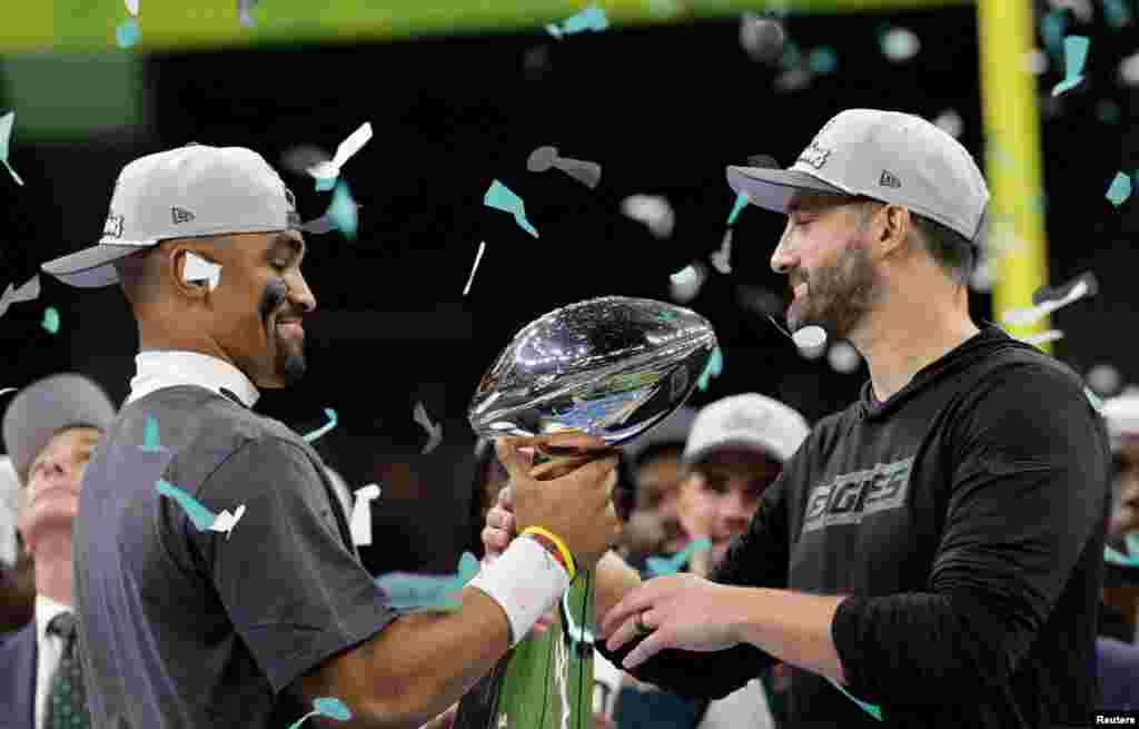 Los Eagles de Filadelfia arrollaron este domingo 40-22 en el Super Bowl a los Kansas City Chiefs, y se coronaron campeones de la NFL, en Nueva Orleans.