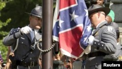 Cờ liên minh miền Nam được tháo xuống vĩnh viễn tại khuôn viên quốc hội bang South Carolina hôm 10/7/2015. 