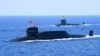 中國海軍一艘094A型晉級彈道導彈核潛艇在南中國海參加海軍檢閱。（2018年4月12日）